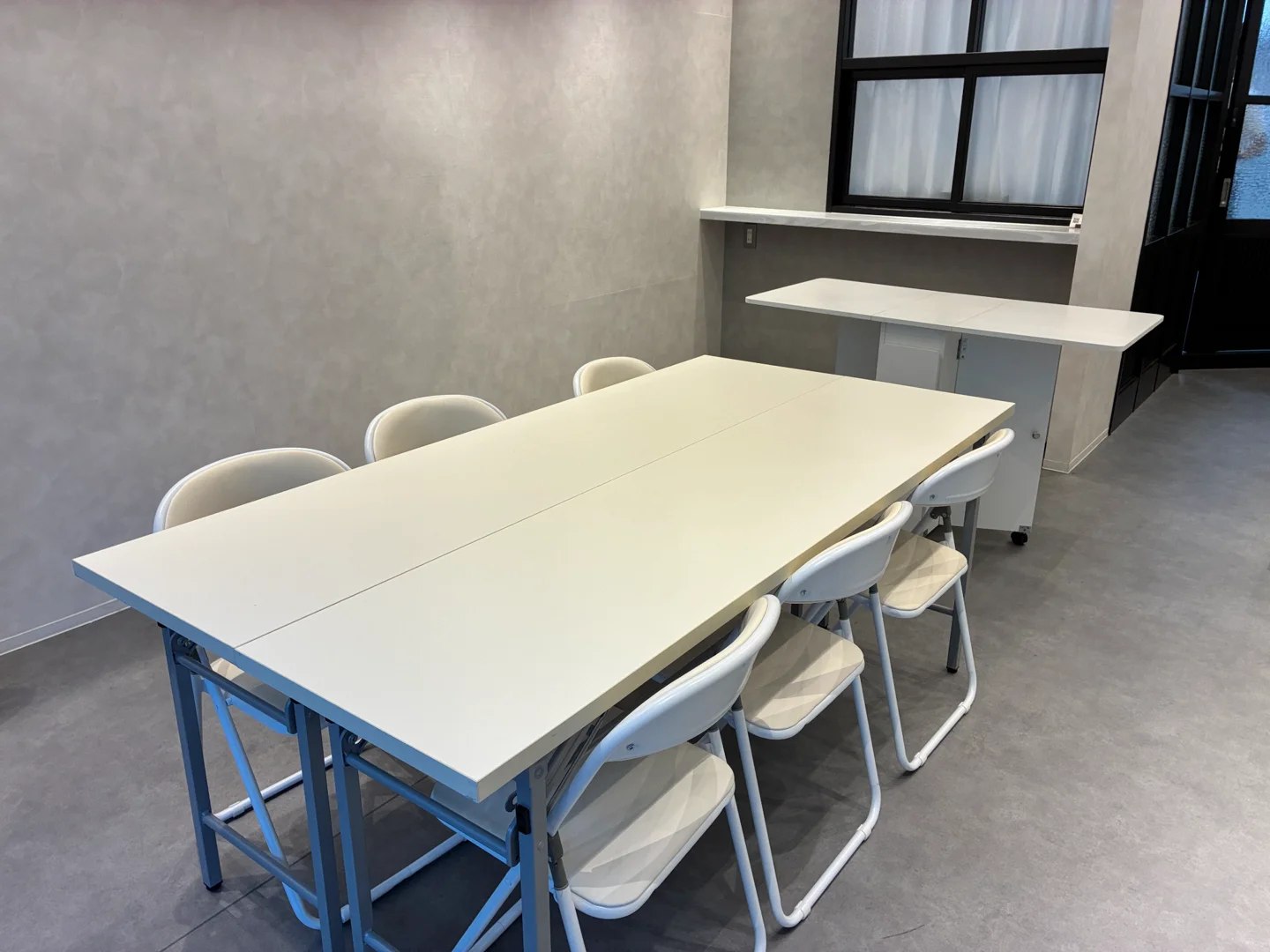 mimi studio1階に長机と椅子を並べた、6名程度の少人数講習会向けレイアウト案